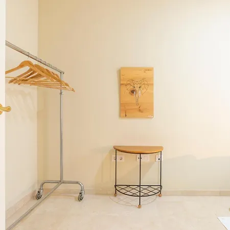 New Gr0-flat With Private Backyard In Center *