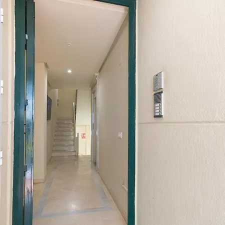 New Gr0-flat With Private Backyard In Center Apartment *