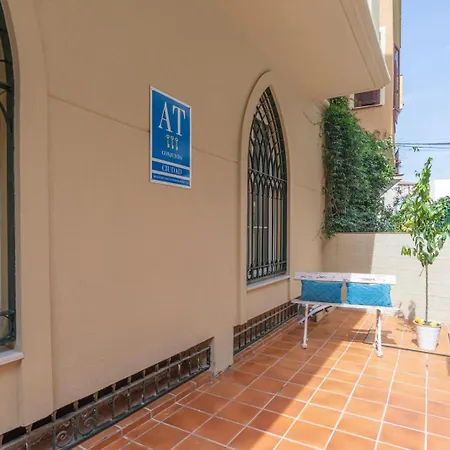 New Gr0-flat With Private Backyard In Center Apartment *