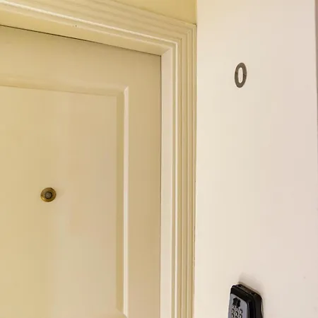New Gr0-flat With Private Backyard In Center Apartment *