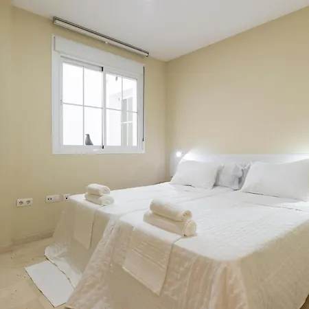 New Gr0-flat With Private Backyard In Center *