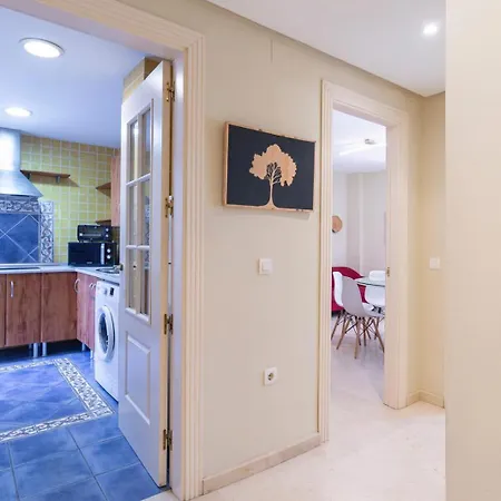 New Gr0-flat With Private Backyard In Center *